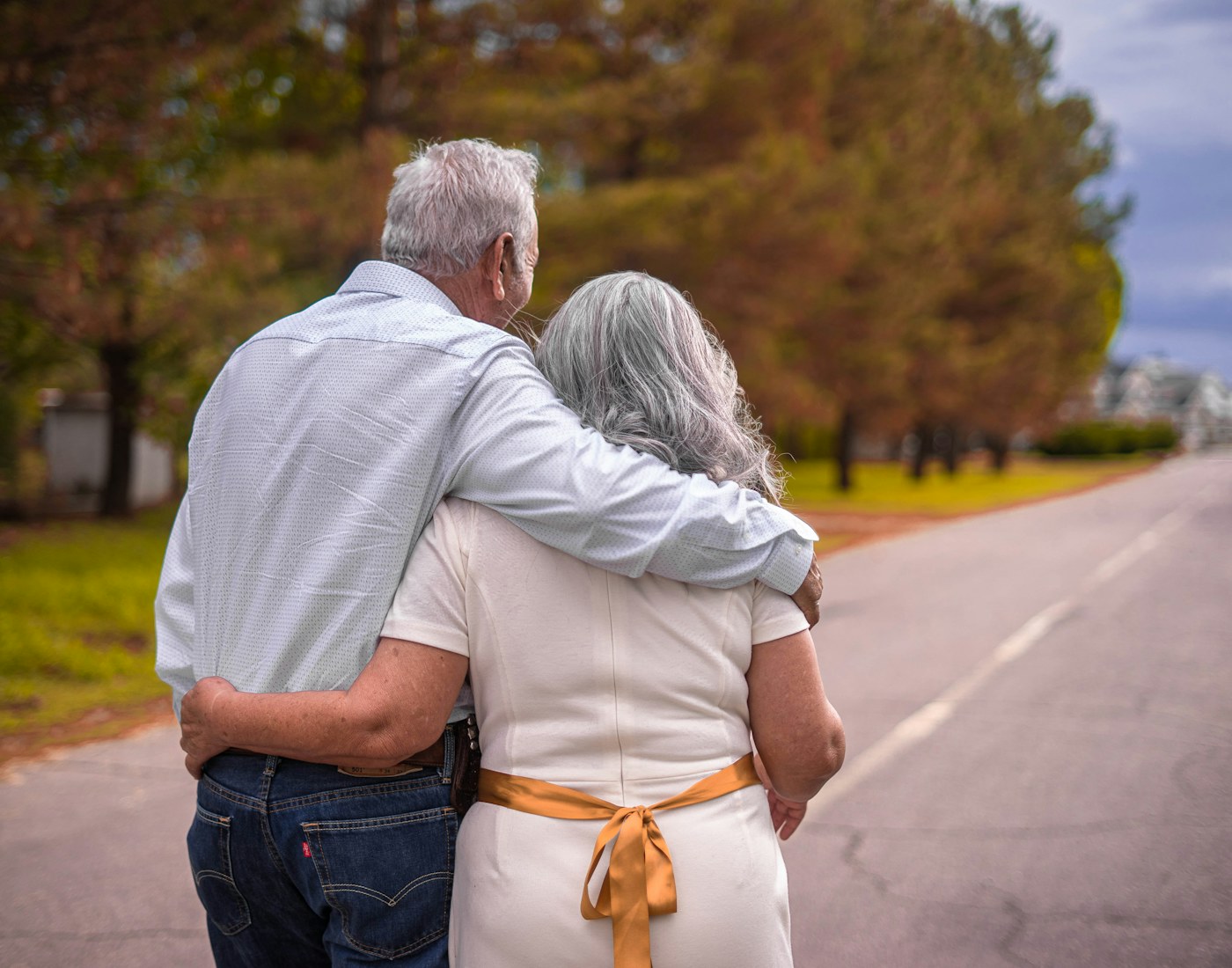 Pareja de personas mayores caminando juntas al aire libre