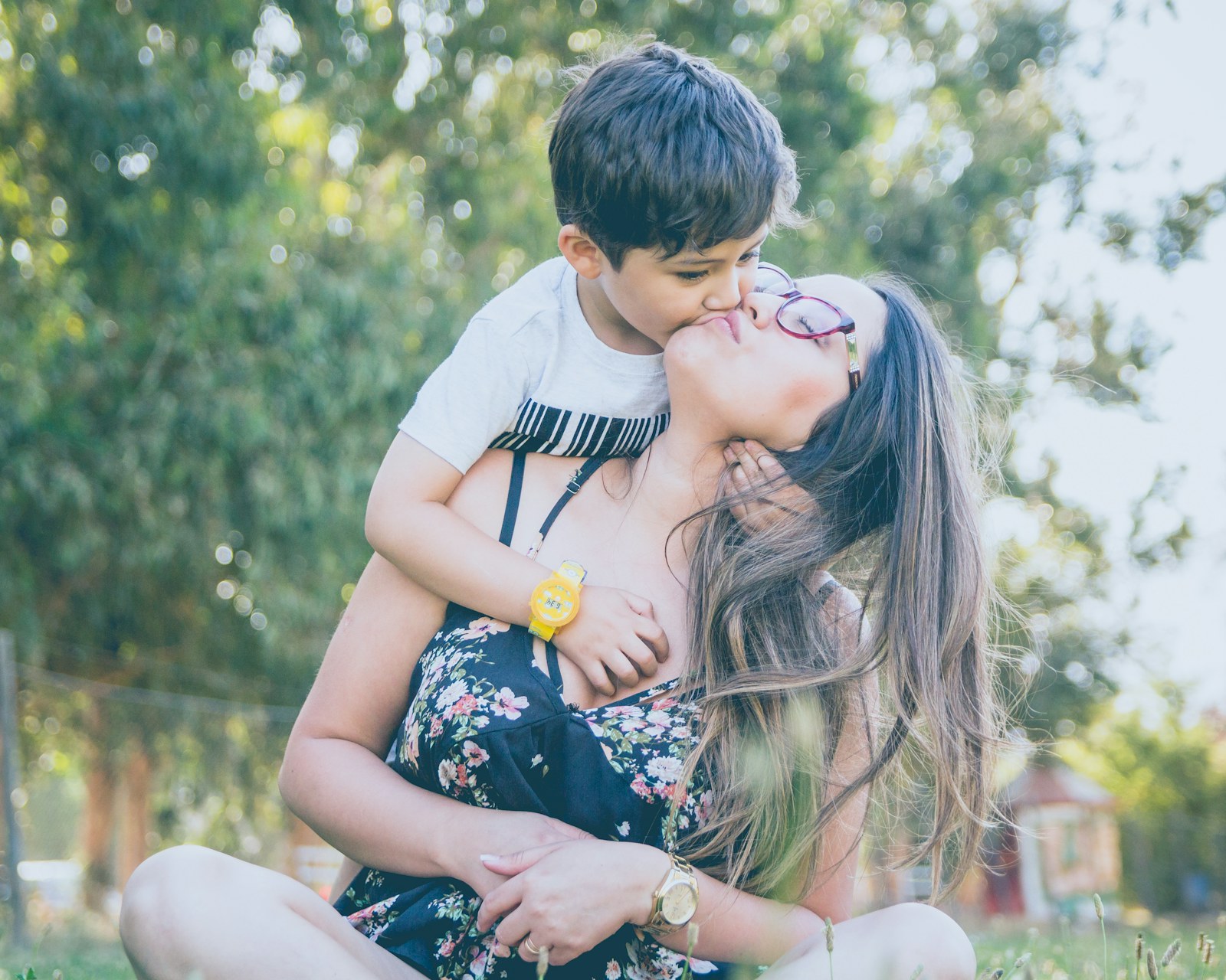 Madre y su hijo compartiendo al aire libre en Santiago de Chile