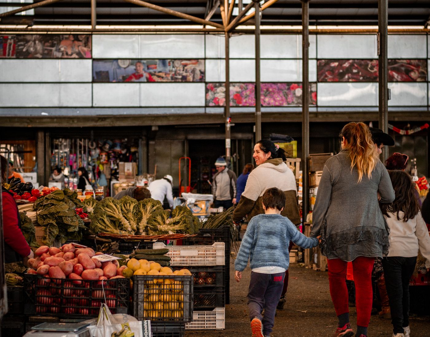 Familias recorriendo una feria de frutas y verduras en Chillán, Chile