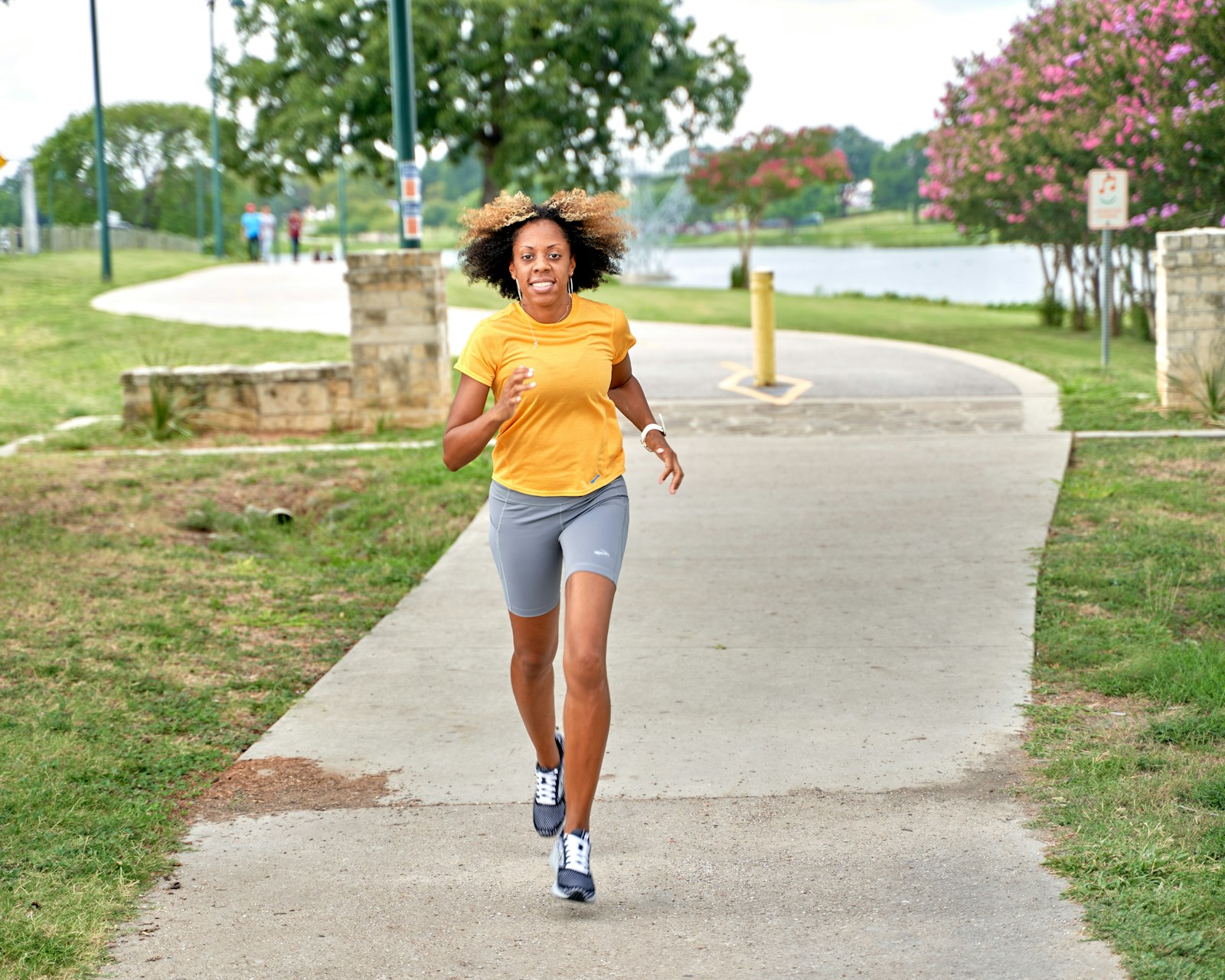 Mujer practicando trote en un parque como parte de una vida activa